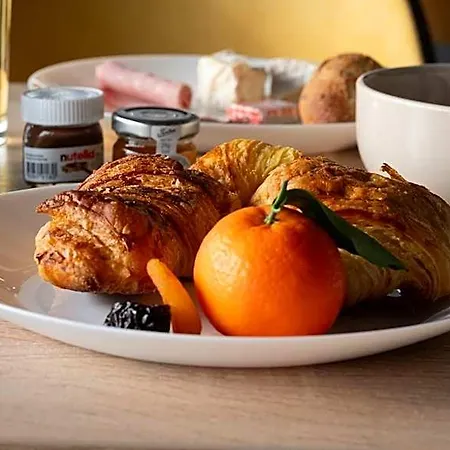 Logis - La Petite Rade Hotel 3*