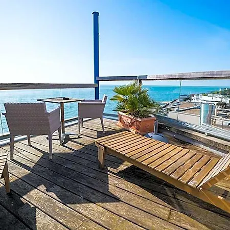 Hotel Logis - La Petite Rade 3*